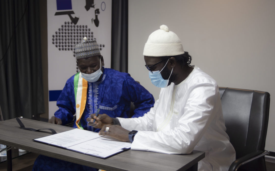 Signature convention de partenariat avec la mairie de Dankassari (Niger) devant le chef de l’exécutif local Bandou Kaka (en bleu).