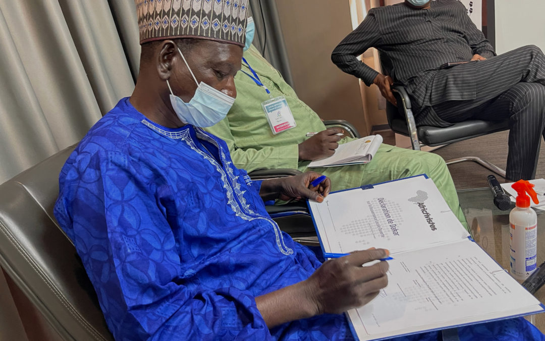 Signature de la déclaration de Dakar sur la gouvernance locale ouverte par Bandou Kaka, Maire de Dankassari (Niger)