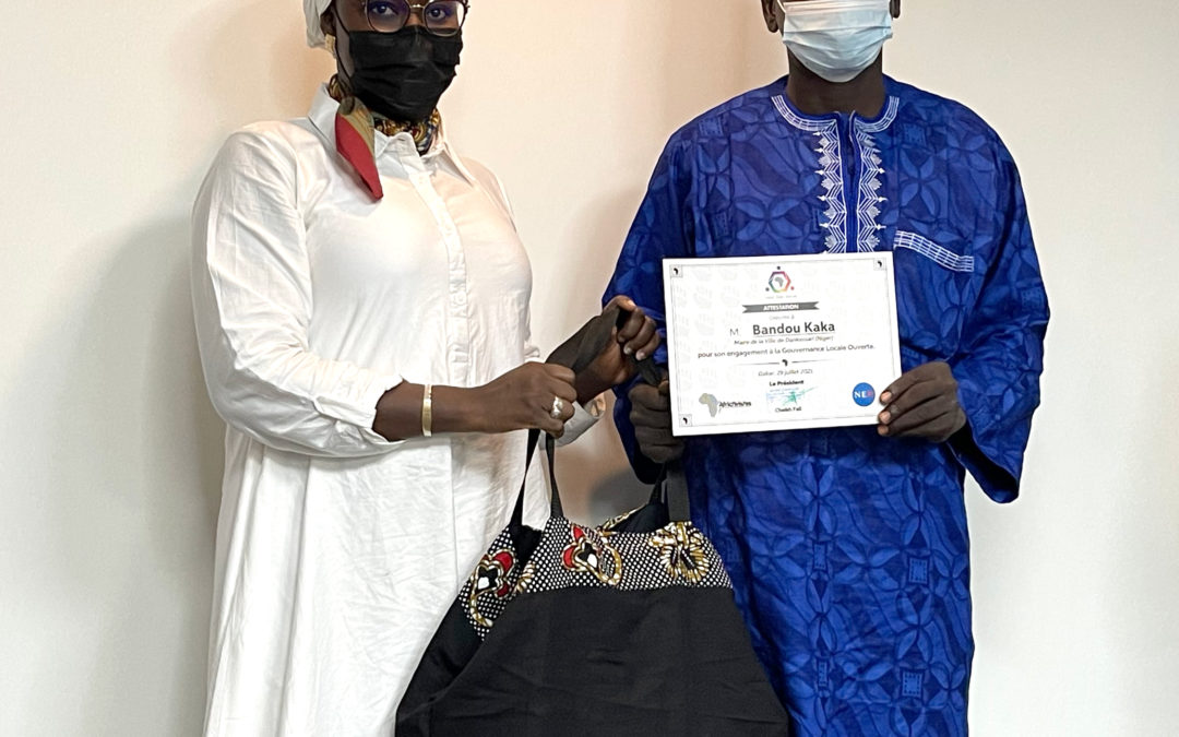 Seynabou Sy Ndiaye, sociologue à Oxfam, remet à Bandou Kaka, Maire de Dankassari (Niger) son attestation de participation.