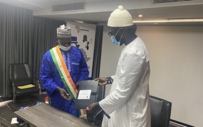 Emmanuel Dioh de Digital Rights Sénégal remet au maire de Labé son attestation de participation