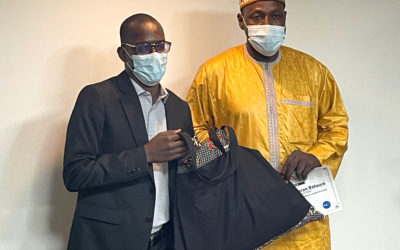 Mountaga Cissé, Co-fondateur et manager du start-up SIMTECH remet à Chaibou Labaran Batoure (en jaune), Maire de Matankari (Niger) son attestation de participation.