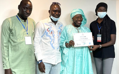 Délégation de la mairie de Rufisque reçoit son parchemin des mains de Sokhna Cissé, Chargée de programme à AfricTivistes.