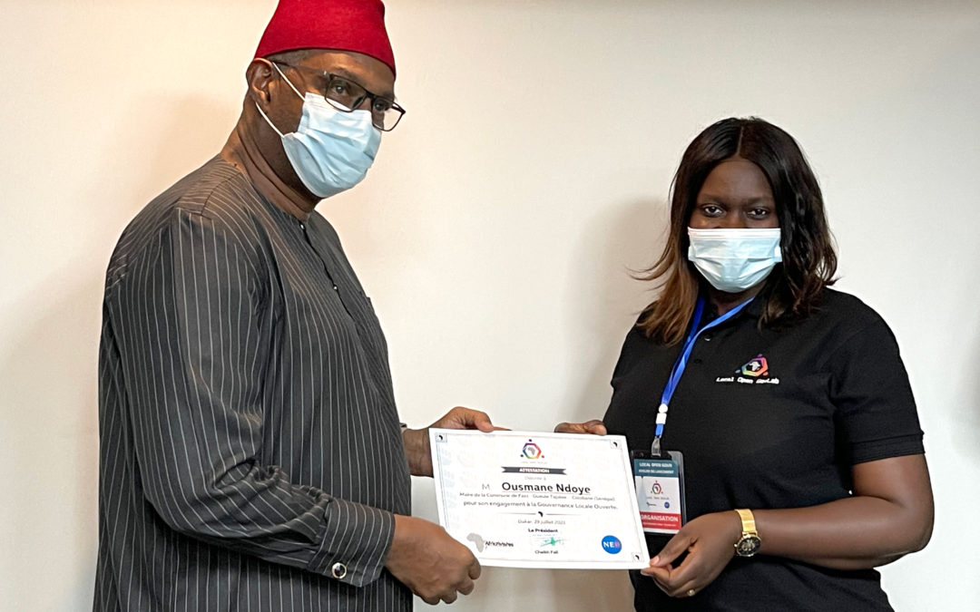 Ousmane Ndoye Maire de Fass-Colobane-Gueule Tapée (Sénégal) reçoit son attestation de participation des mains de Fatou Kiné Faye, comptable à AfricTivistes.