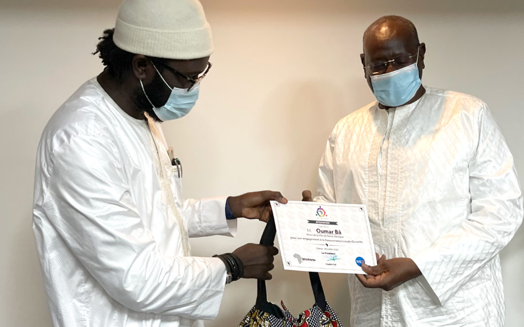Chapeau au maire de Ndob, Oumar Ba (à votre droite) qui a manifesté son intérêt pour LOG. AfricTivistes à travers son Président Cheikh Fall lui a remis une attestation de participation.