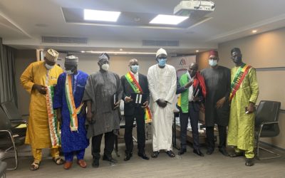Photo officielle des différents maires bénéficiaires du projet LOG avec le Président de AfricTivistes, Cheikh Fall.