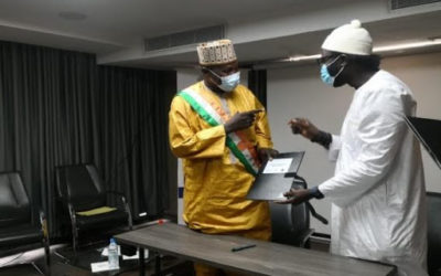 Signature convention partenariat Chaibou Labaran Batoure (en jaune), Maire de Matankari (Niger) et Cheikh Fall, Président de AfricTivistes.